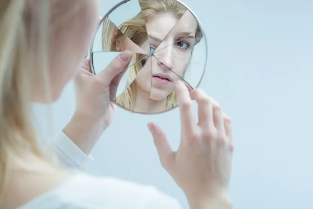 Myth About Breaking A Mirror Is Considered As 7 Years Of Bad Luck 1 myth-about-breaking-a-mirror-is-considered-as-7-years-of-bad-luck-1